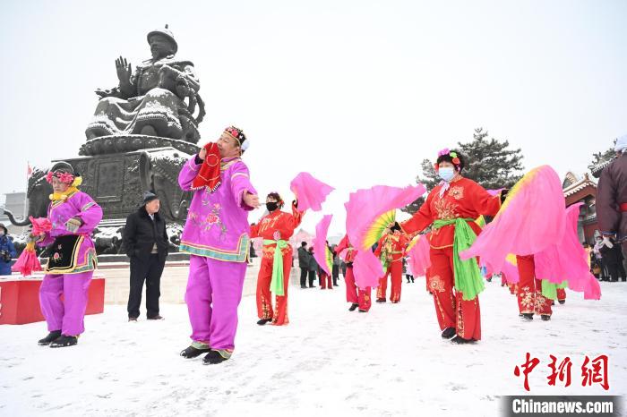 呼和浩特迎農歷虎年首場降雪秧歌隊雪中起舞