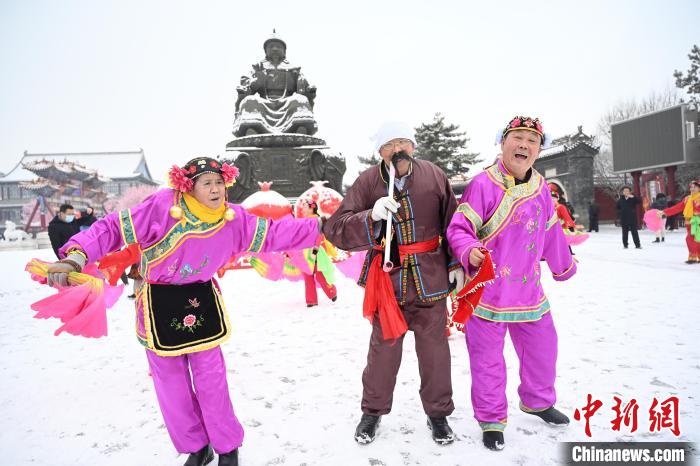 2月13日，秧歌隊在呼和浩特市大召廣場雪中起舞?！⑽娜A 攝