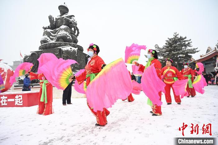 2月13日，秧歌隊在呼和浩特市大召廣場雪中起舞?！⑽娜A 攝