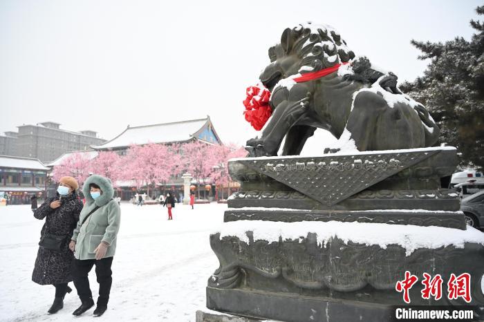 2月13日，民眾在呼和浩特市大召廣場雪中漫步。　劉文華 攝