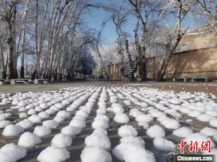 圖為春雪過后的莫高窟美不勝收?！≈鼙笕?攝