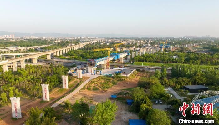 航拍正在建設(shè)的成都至自貢高速鐵路跨成都繞城高速公路連續(xù)梁施工現(xiàn)場(chǎng)?！⒅铱?攝