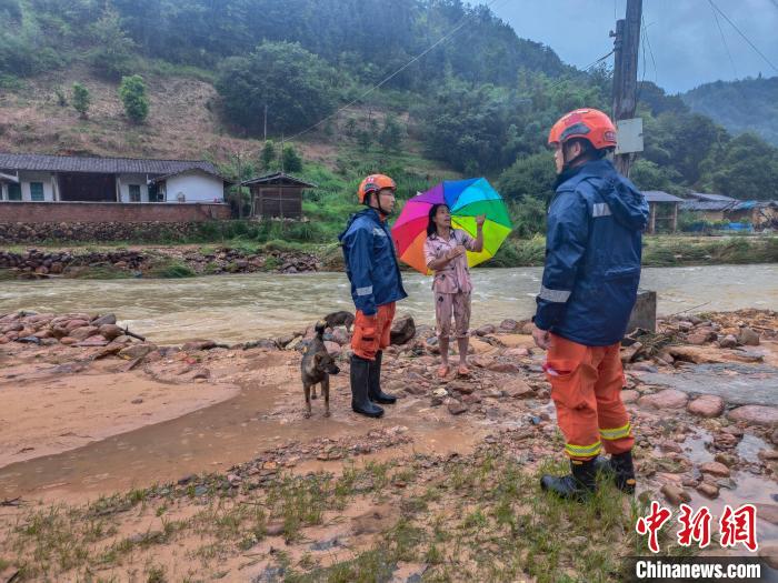 40名“火焰藍”冒雨挺進閩西失聯(lián)山村疏散轉(zhuǎn)移300余人