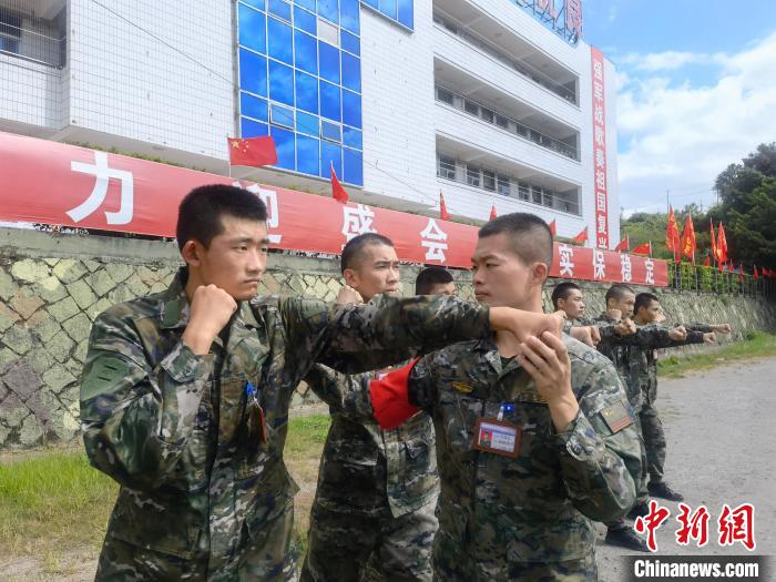 新兵尤云龍(左)不斷向一名合格軍人蛻變?！￡愴?攝