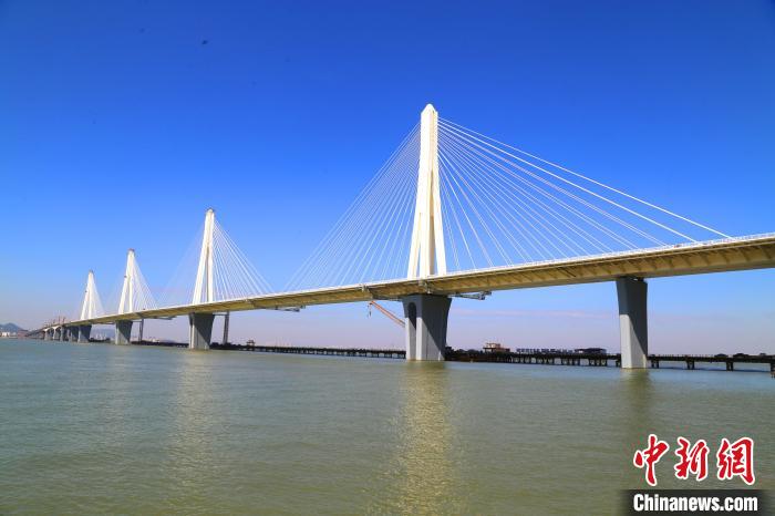 建設(shè)中的珠海金海特大橋。　孟慶虎 攝