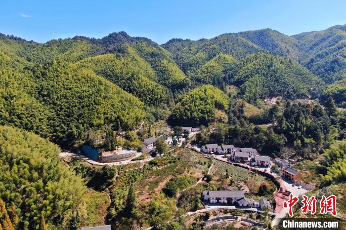 航拍江西井岡山市神山村，青山環(huán)繞，風(fēng)景秀美?！⒘?攝