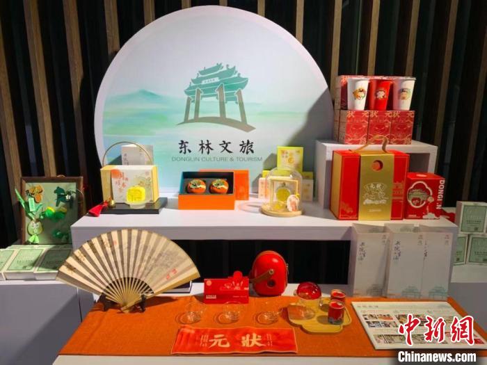 發(fā)展論壇現(xiàn)場(chǎng)展出的無(wú)錫城市文創(chuàng)作品?！O權(quán) 攝