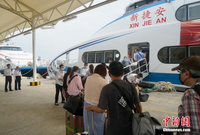 圖為乘客登船準備從廈門啟航前往金門。福建海事 供圖