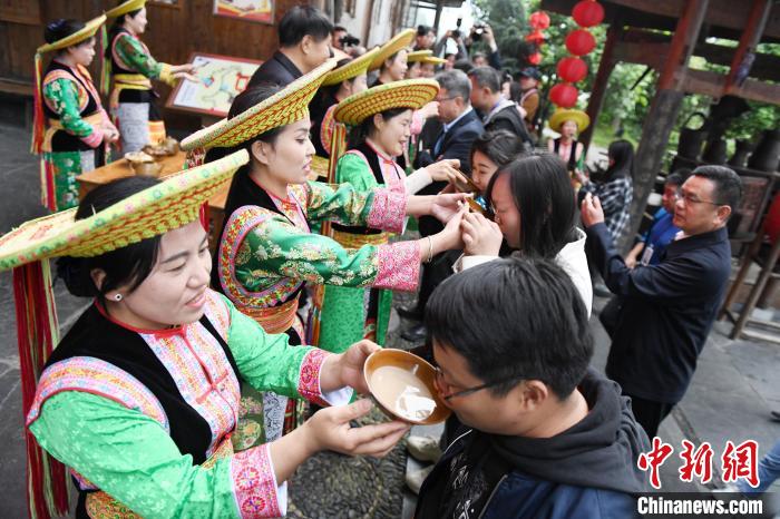 楓香瑤寨村民用攔門酒熱情迎接客人?！钊A峰 攝