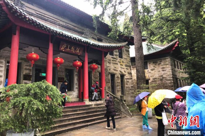 圖為在廬山抗戰(zhàn)博物館外，有不少等待參觀(guān)的游客?！蛆i泉 攝