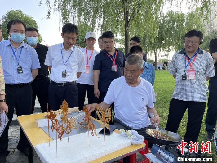 參會代表觀看孝感澆糖畫制作 馬芙蓉 攝