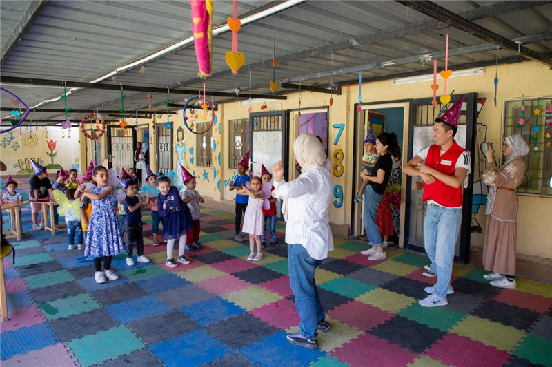 圖為中埃青年志愿者在埃及新開羅幼兒園開展“志愿服務(wù)伴成長，中埃攜手慶六一”活動。中建埃及分公司供圖