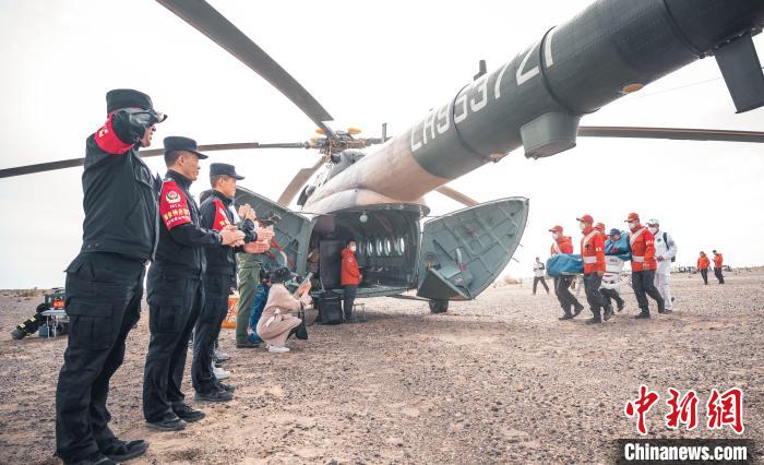 圖為阿拉善邊境管理支隊(duì)民警目送航天員登機(jī)離開(kāi)。　曠靖 攝