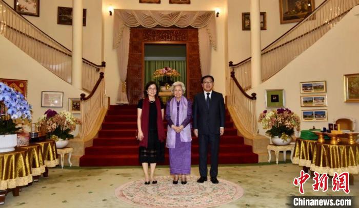 中國駐柬埔寨大使王文天夫婦向莫尼列太后祝賀壽辰