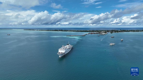 7月22日，中國(guó)海軍“和平方舟”號(hào)醫(yī)院船結(jié)束基里巴斯訪問，駛離塔拉瓦港。新華社發(fā)（桂江波 攝）