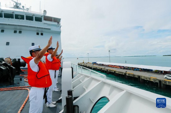 7月22日，中國(guó)海軍“和平方舟”號(hào)醫(yī)院船駛離基里巴斯首都塔拉瓦任務(wù)官兵向送行人群揮手告別。新華社發(fā)（黎宇 攝）