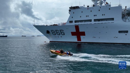 7月22日，中國(guó)海軍“和平方舟”號(hào)醫(yī)院船駛離塔拉瓦港途中，基里巴斯當(dāng)?shù)孛癖婑{船揮手告別。新華社發(fā)（桂江波 攝）