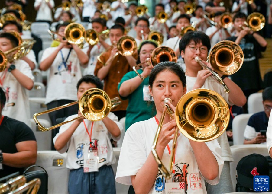 8月1日，在第九屆中國(guó)國(guó)際低音銅管藝術(shù)節(jié)的一場(chǎng)公益大師課上，低音銅管樂(lè)器愛(ài)好者在練習(xí)長(zhǎng)號(hào)。新華社記者 劉潺 攝