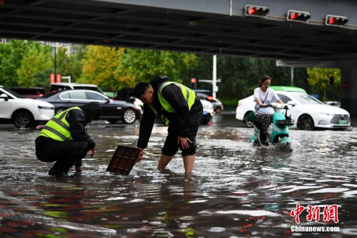 7月30日，河北省持續(xù)發(fā)布暴雨紅色預(yù)警信號。受今年第5號臺風(fēng)“杜蘇芮”殘余環(huán)流影響，7月28日以來，地處華北地區(qū)的河北省大部出現(xiàn)降雨。30日17時，該省氣象臺發(fā)布當(dāng)日第三次暴雨紅色預(yù)警信號。石家莊市城區(qū)不少區(qū)域積水嚴(yán)重，城管、環(huán)衛(wèi)、園林、市政等部門緊急出動，聯(lián)合疏堵保暢，筑牢防汛安全屏障。圖為石家莊裕華區(qū)城管局防汛隊員對沿街收水井進行雜物清理，以保證排水暢通。翟羽佳 攝