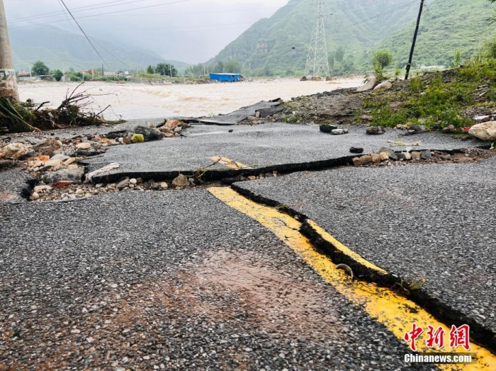 受臺風“杜蘇芮”影響，7月29日至8月1日，河北省淶水縣普降暴雨，持續(xù)強降雨和強風天氣引發(fā)洪水險情。連日來，當?shù)亟M織數(shù)千人搶險救援隊伍，集中力量加快排水、清理路面、救援拋錨車輛、搶修倒伏電線桿等工作。8月1日，方便面、飲用水、火腿腸、面包等首批調(diào)撥救災(zāi)物資送抵救災(zāi)一線，并于當天發(fā)放到受災(zāi)群眾手中。目前，淶水縣受損交通、電力、通信等基礎(chǔ)設(shè)施正在加緊搶修，山區(qū)受困人員已分批轉(zhuǎn)移，各項搶險救災(zāi)工作正在有序進行中。圖為淶水縣婁村鎮(zhèn)南安莊村被洪水沖毀的路面。(文/呂子豪 楊猛)李金璐 攝