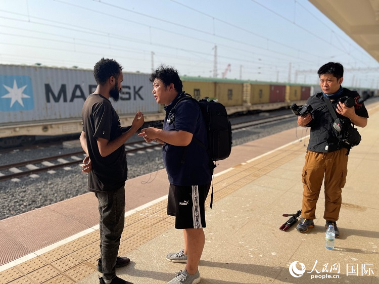 亞吉鐵路吉布提線工作人員介紹列車運營情況。人民網(wǎng)記者 趙艷紅攝