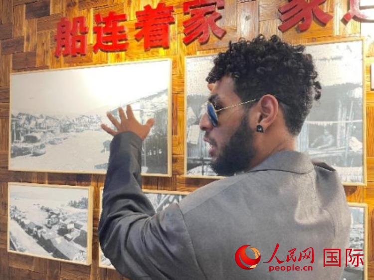 巴布亞新幾內(nèi)亞乒乓球國家隊(duì)隊(duì)員羅伊在福建省寧德市下歧村參觀。人民網(wǎng)記者 張榮攝