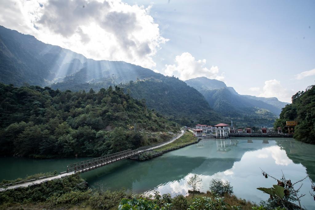 這是2022年11月8日拍攝的尼泊爾上馬相迪A水電站大壩。上馬相迪A水電站位于尼泊爾西部勒姆宗縣，2013年1月開工建設(shè)，2017年1月1日投入商業(yè)運(yùn)營。該水電站投入運(yùn)營以來，極大緩解了尼泊爾電力緊缺局面。新華社發(fā)（哈里·馬哈爾詹 攝）