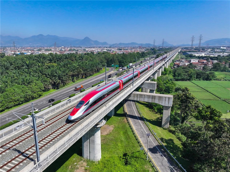 奔馳在雅萬高鐵上的動車組。中車青島四方機車車輛股份有限公司供圖