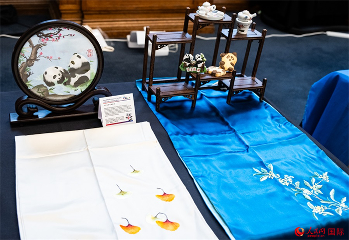 活動現(xiàn)場的現(xiàn)場文創(chuàng)展、互動體驗區(qū)、非遺區(qū)展示。人民網(wǎng) 郭錦標(biāo)攝