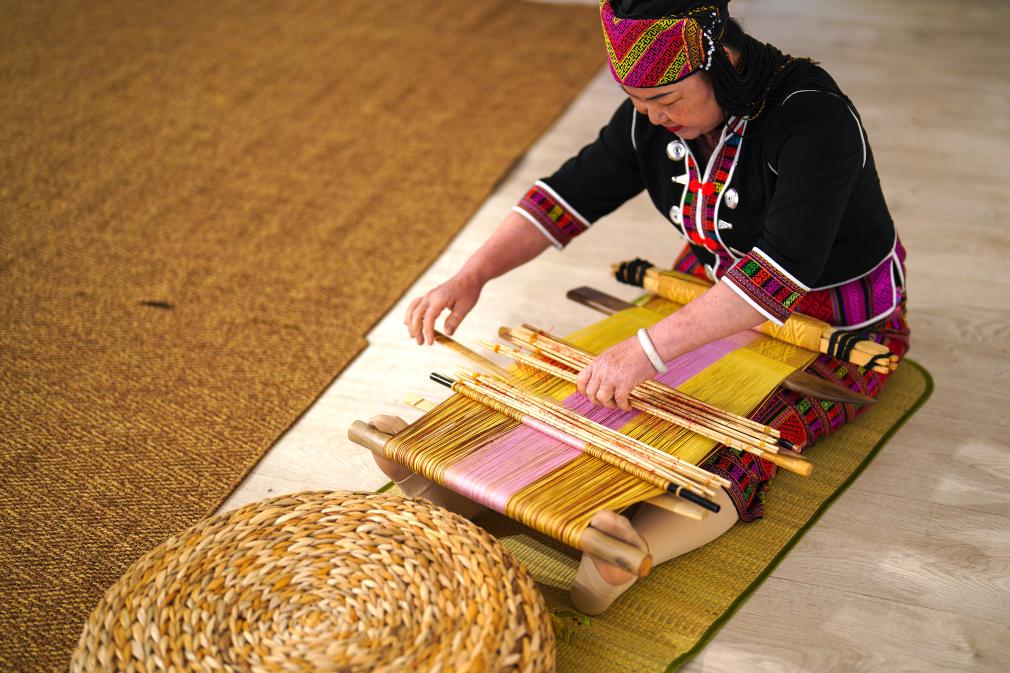 4月17日，黎族傳統(tǒng)紡染織繡技藝國家級代表性傳承人劉香蘭在2023年意大利米蘭設(shè)計周上展示黎錦織造技藝。新華社發(fā)