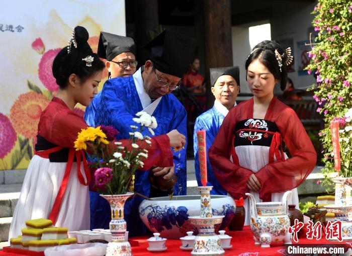 資料圖：圖為傳統(tǒng)重陽祭酒儀式。　呂明 攝