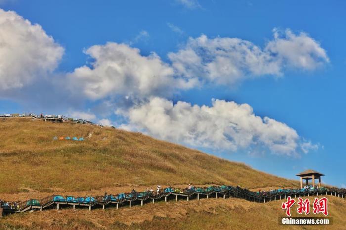 資料圖：圖為江西武功山高山草甸旁的登山步道，游客在登山。 劉力鑫 攝