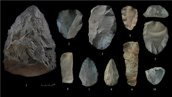 石制品 1.手斧 2、4、5.勒瓦婁哇石核（循環(huán)剝片法、優(yōu)先剝片法）3.勒瓦婁哇石葉石核 6.勒瓦婁哇石葉 7、8.勒瓦婁哇尖狀器 9.石葉 10.錐形石葉石核。中肯聯(lián)合考古隊(duì)供圖