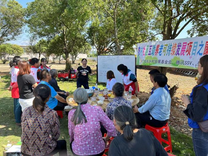 10月23日，廣東韶關(guān)農(nóng)村的互助養(yǎng)老探索，結(jié)合仁化縣董塘鎮(zhèn)新龍村的重陽(yáng)節(jié)活動(dòng)，將村支書(shū)、婦女主任、項(xiàng)目管理人員、新龍村助老員、村民志愿者、健康熱心的老人聚集在一起。 受訪者供圖