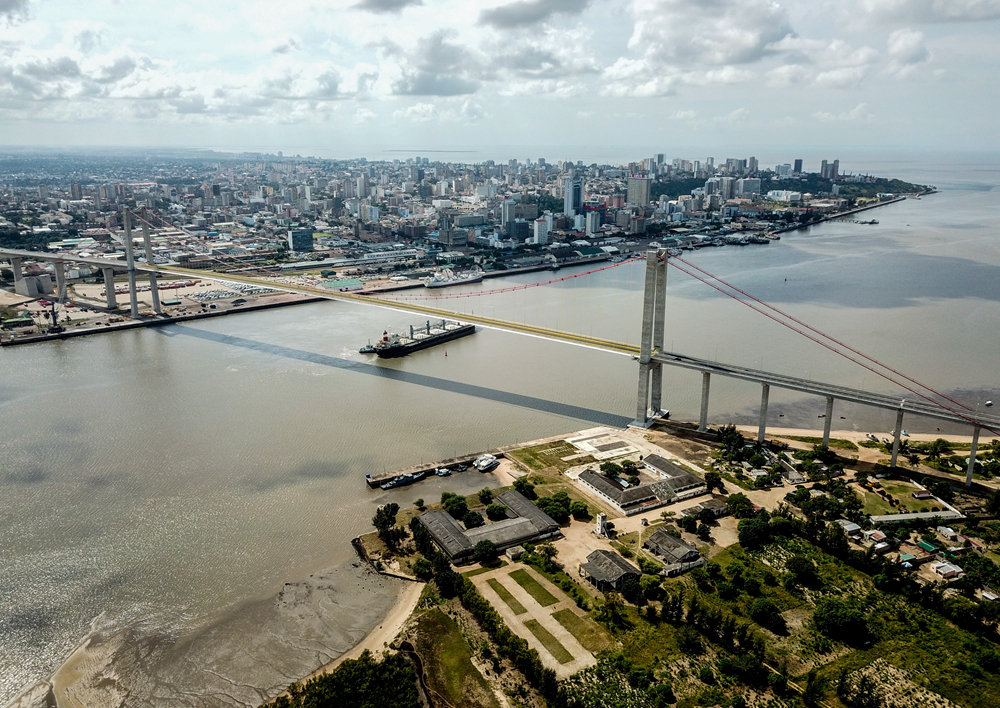 這是2019年4月8日在莫桑比克首都馬普托拍攝的馬普托大橋（無人機(jī)照片）。新華社記者 張宇 攝