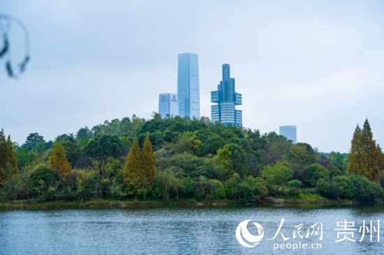 城市地標與綠水青山相得益彰。人民網(wǎng) 陽茜攝