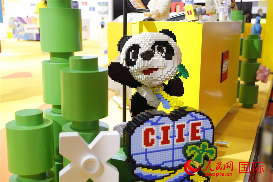 11月5日，消費(fèi)品展區(qū)展出的進(jìn)博會(huì)吉祥物進(jìn)寶造型積木。人民網(wǎng)記者 李美玉攝