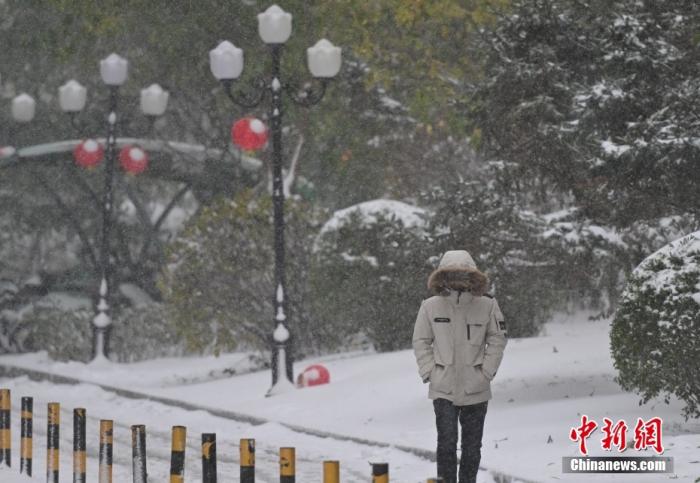 圖為市民在雪中出行。 <a target='_blank' href='/' ><p  align=