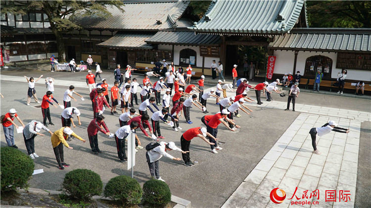 開(kāi)跑前，中日青少年一起做熱身運(yùn)動(dòng)。人民網(wǎng) 蔣曉辰攝