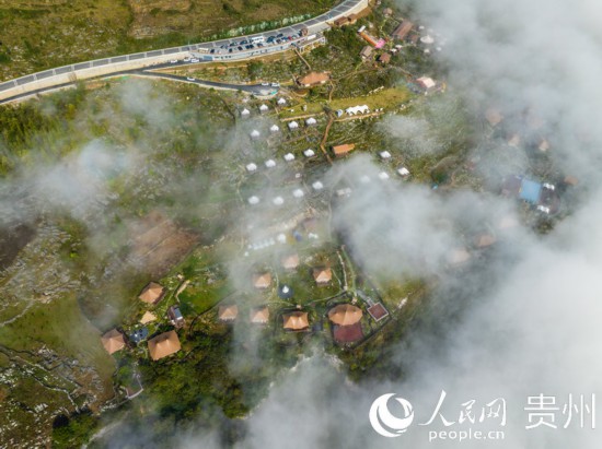 航拍掩映在晨間薄霧中的“花都里·化屋野奢度假營地“。人民網(wǎng) 陽茜攝