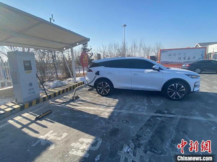 資料圖：新能源汽車(chē)正在充電。　李丹 攝