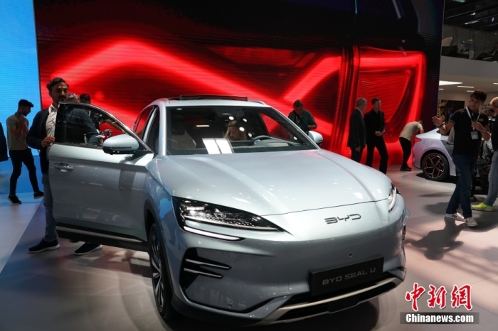 2023年德國(guó)國(guó)際汽車及智慧出行博覽會(huì)(IAA mobility)(亦簡(jiǎn)稱慕尼黑國(guó)際車展)將于9月5日正式開幕。在9月4日舉行的媒體日，記者看到諸品牌紛紛攜“拳頭”產(chǎn)品亮相。圖為當(dāng)日比亞迪SEAL U在歐洲首秀。<a target='_blank' href='/'><p  align=