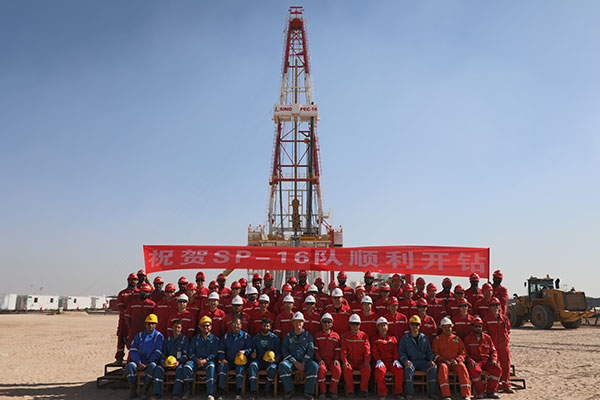 12月25日，中石化國工科威特分公司SINOPEC-16隊在科威特北部油區(qū)順利開鉆。中石化供圖