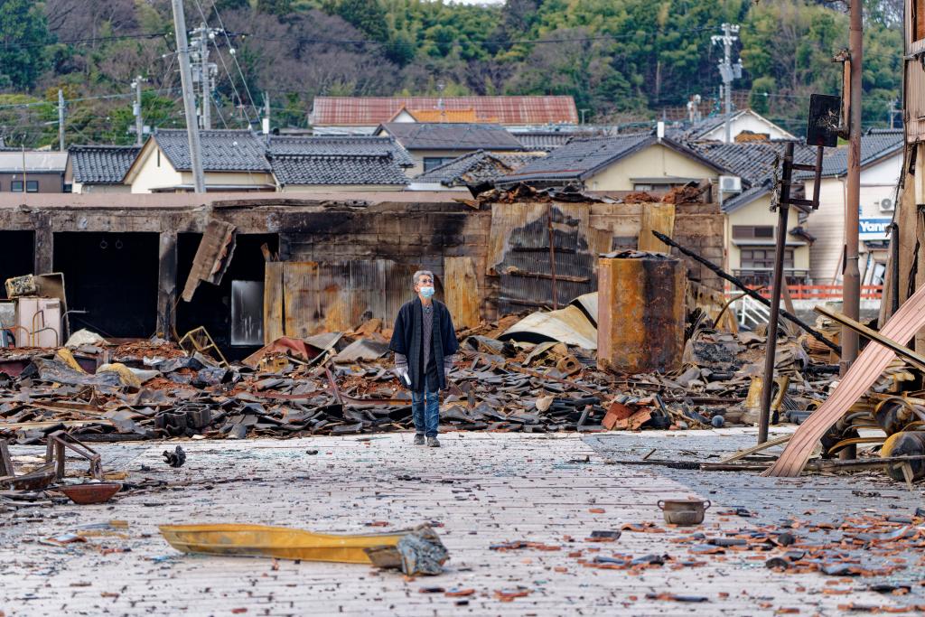 1月4日，一名市民查看日本石川縣輪島市“輪島早市”廢墟。新華社記者張笑宇攝