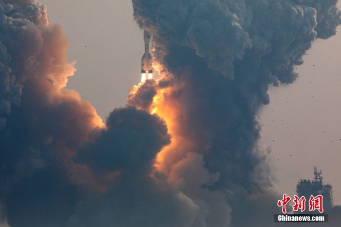 北京時間1月11日13時30分，引力一號遙一運(yùn)載火箭由太原衛(wèi)星發(fā)射中心在山東海陽附近海域點(diǎn)火升空，將云遙一號18～20星3顆衛(wèi)星送入預(yù)定軌道，飛行試驗任務(wù)獲得圓滿成功。這是引力一號火箭首次飛行，創(chuàng)造全球最大固體運(yùn)載火箭、中國運(yùn)力最大民商火箭紀(jì)錄。圖/太原衛(wèi)星發(fā)射中心