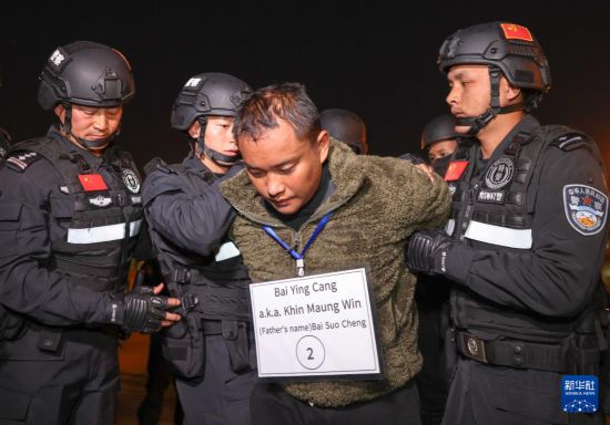 1月30日，在緬甸內(nèi)比都國際機場，緬甸警方依法向我公安機關移交緬北重大犯罪嫌疑人白應蒼。新華社記者 殷剛 攝