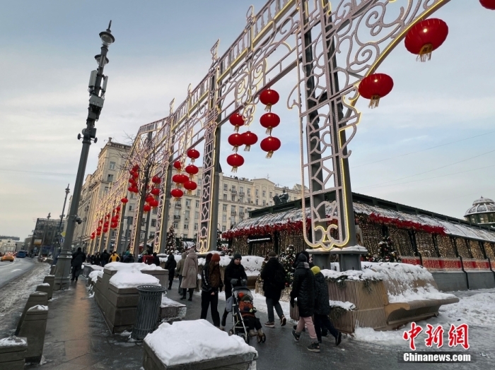 當地時間2月9日，中國農歷新年慶祝活動啟動儀式在莫斯科市中心的卡梅爾格爾斯基巷舉行。圖為特維爾大街裝飾的中國大紅燈籠。<a target='_blank' href='/'><p  align=