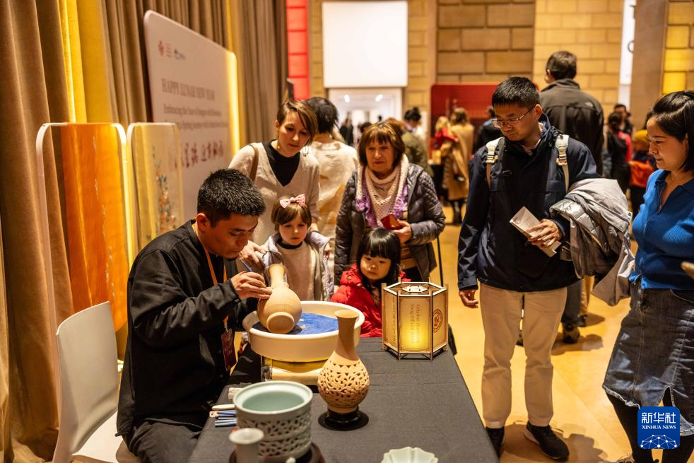 2月11日，參觀者在美國費(fèi)城藝術(shù)博物館舉行的龍年迎新春活動(dòng)上觀看瓷器制作。新華社發(fā)（周煥新攝）