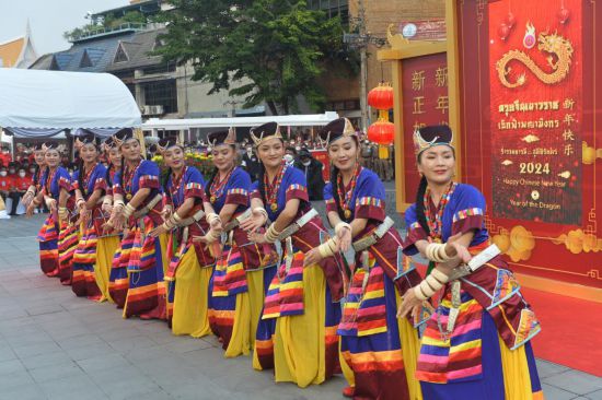 2月10日，演員在泰國(guó)曼谷唐人街舉行的“歡樂春節(jié)”活動(dòng)上跳舞。當(dāng)日，泰國(guó)“歡樂春節(jié)”文化活動(dòng)在曼谷唐人街舉辦。（新華社發(fā)，拉亨攝）