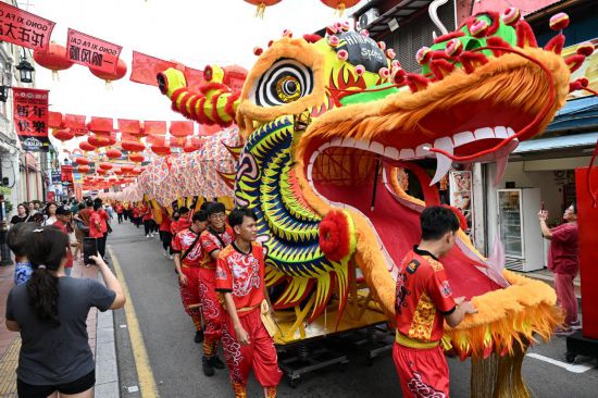 2月1日，由馬來西亞和中國的100多名青少年組成的舞龍隊(duì)在馬來西亞馬六甲市雞場街上共舞一條近200米的“長龍”。這是活動(dòng)現(xiàn)場的“長龍”。新華社記者程一恒攝